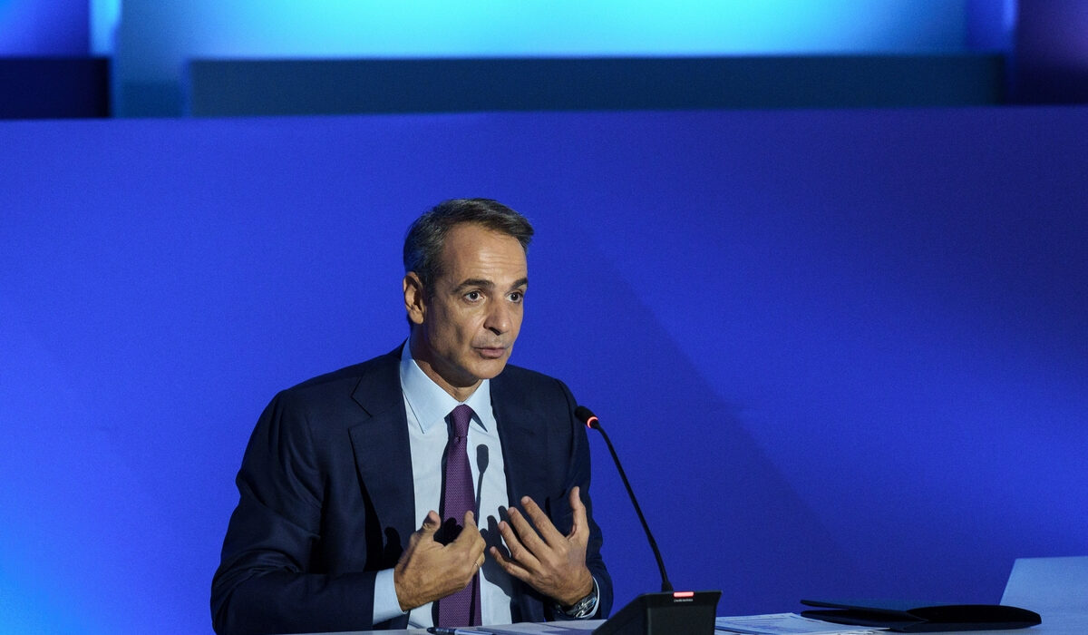 Πώς άδειασε η «βαλίτσα» Μητσοτάκη για παροχές στη ΔΕΘ – Με τις «τριετίες» κατά της ακρίβειας