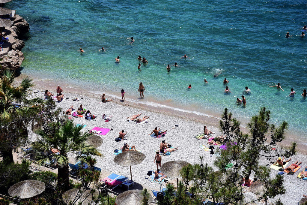Θα «βράσουμε» και σήμερα: Άλλες τρεις μέρες με καύσωνα και αφρικανική σκόνη