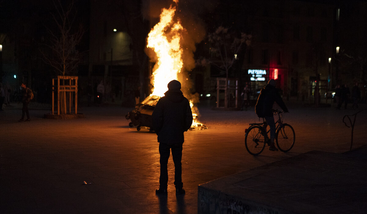 Πύρρειος νίκη Μακρόν στη Βουλή – Οργή και οδοφράγματα σε όλη τη Γαλλία