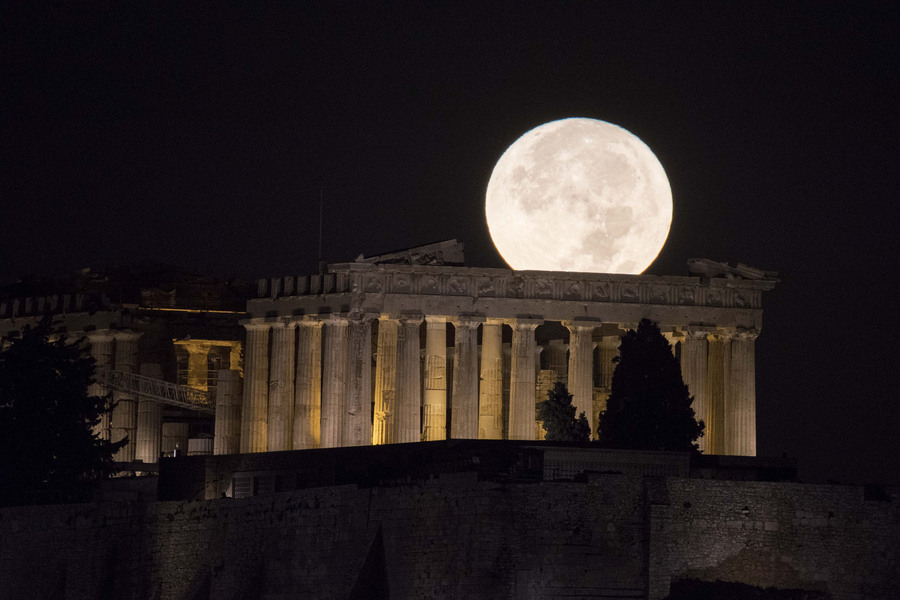 «Μαγεία» από την αυγουστιάτικη πανσέληνο (Εικόνες)