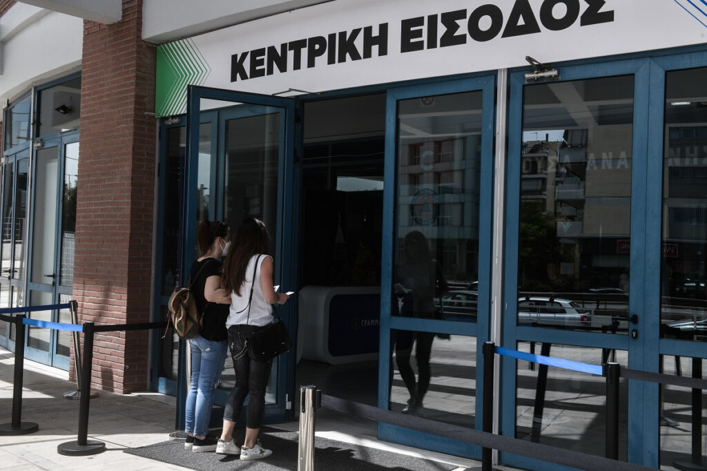 Κρούσματα σήμερα 28/7: Η δεδομένη αύξηση και η «ναυμαχία» για τον υποχρεωτικό εμβολιασμό των εκπαιδευτικών