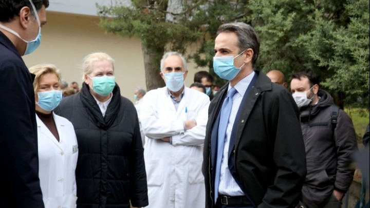 Με μάσκα στο «Σωτηρία» ο Κυριάκος Μητσοτάκης – Εύσημα στο ΕΚΑΒ
