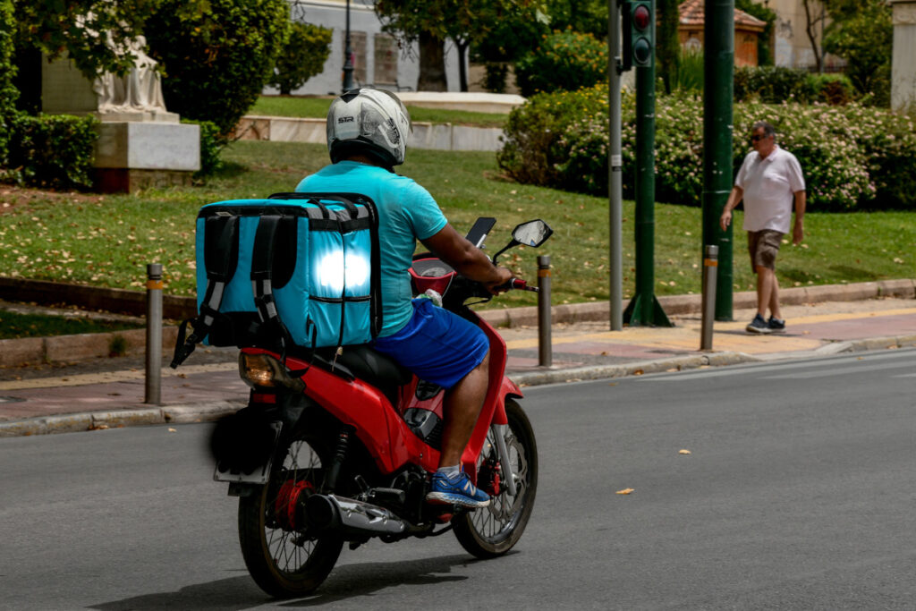 Απαγόρευση delivery λόγω καύσωνα: Η οριστική απόφαση, δείτε τις ώρες