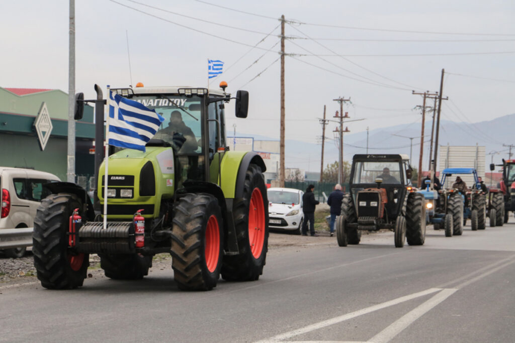 Με «θερμό χειμώνα» προειδοποιούν οι αγρότες – Έβγαλαν τα τρακτέρ στη Λάρισα, ετοιμάζουν κινητοποιήσεις