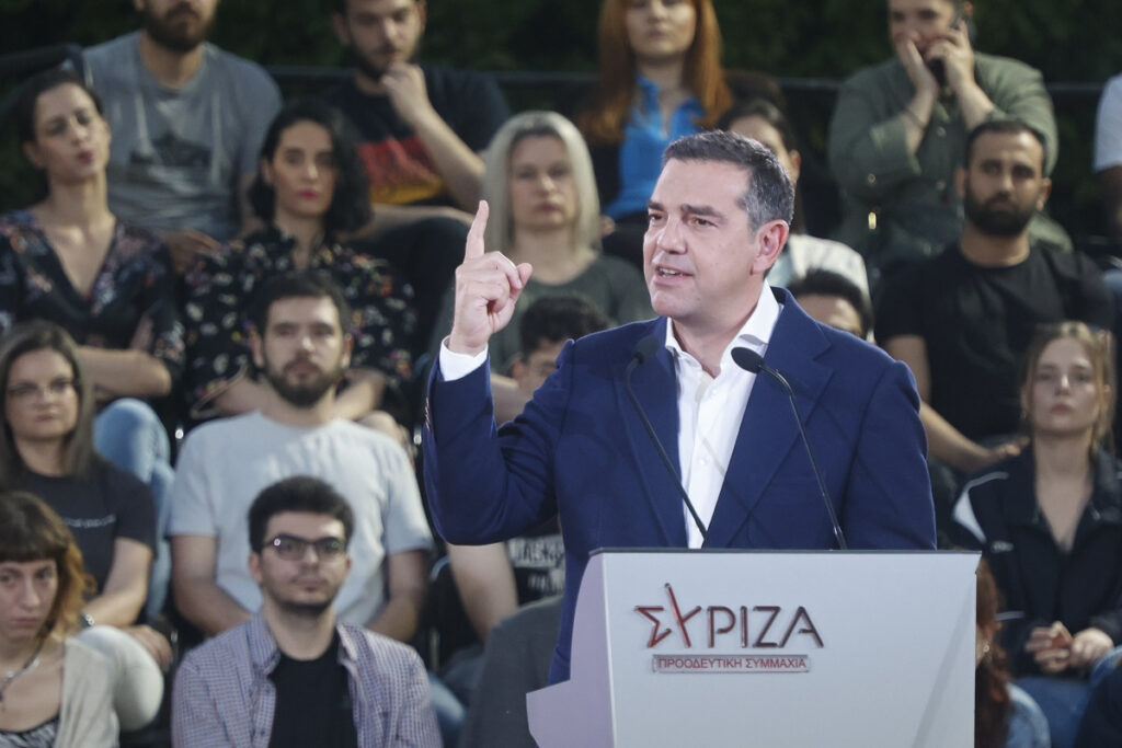 Τσίπρας ξανά επί σκηνής – Στο συνέδριο της Καθημερινής