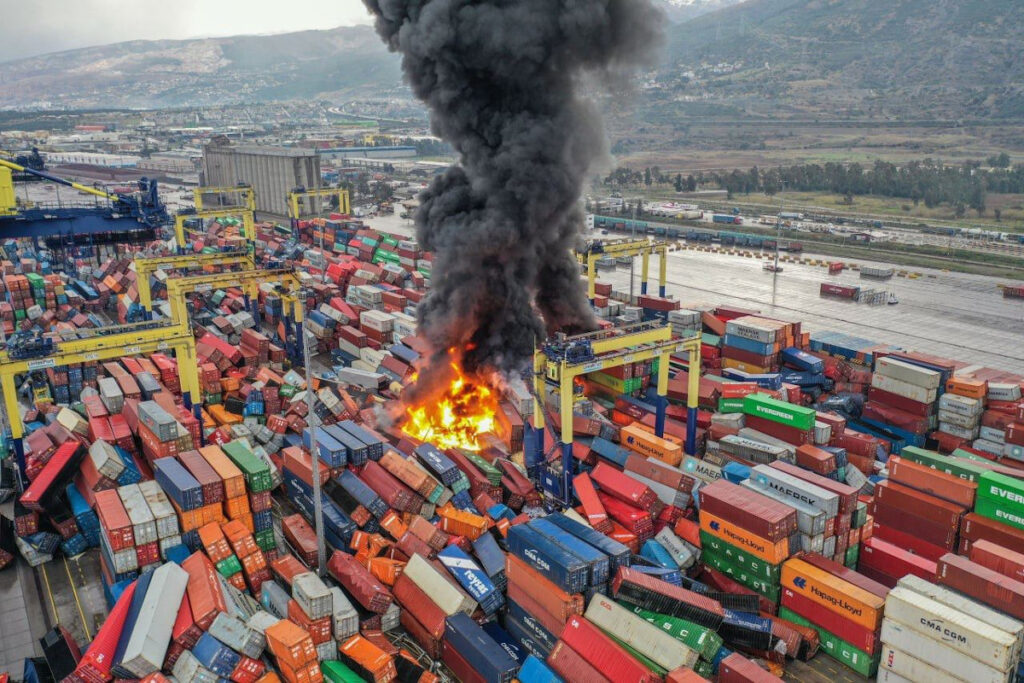 Σεισμός στην Τουρκία: Φωτιά στο λιμάνι του Ισκεντερούν (Εικόνες-Βίντεο)