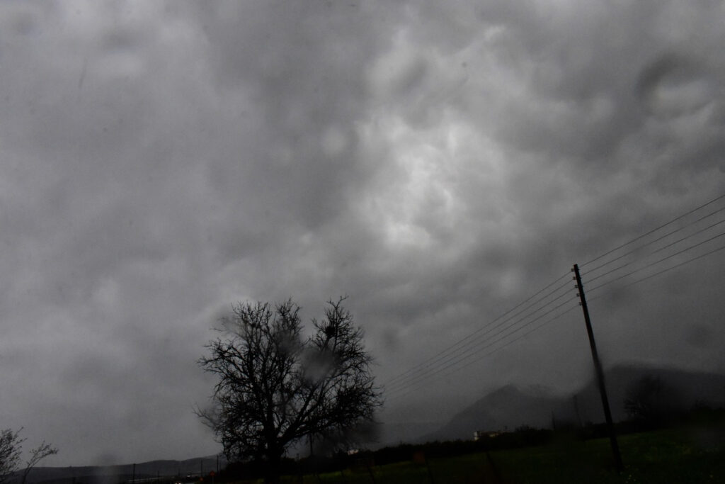 Meteo: Τοπικές βροχές στα δυτικά και βόρεια την Τρίτη 25/4