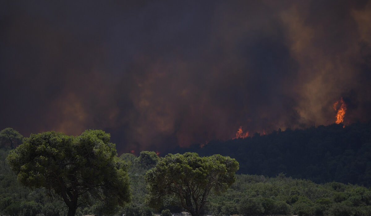 Πυροσβεστική: Ξημερώνει δύσκολη μέρα – Μάχη με τις φλόγες σε Αττική, Λουτράκι και Ρόδο