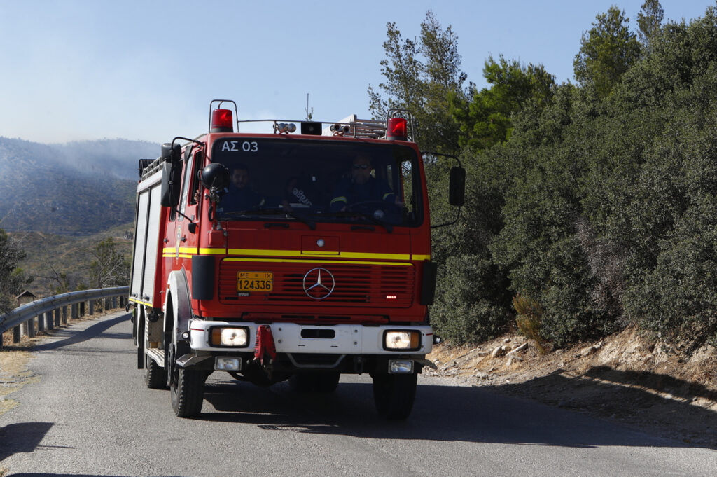 Δύσκολη η κατάσταση με τη φωτιά στη Χίο, τραυματίστηκαν 2 πυροσβέστες – Εκκενώνονται δύο οικισμοί στην Κρήτη
