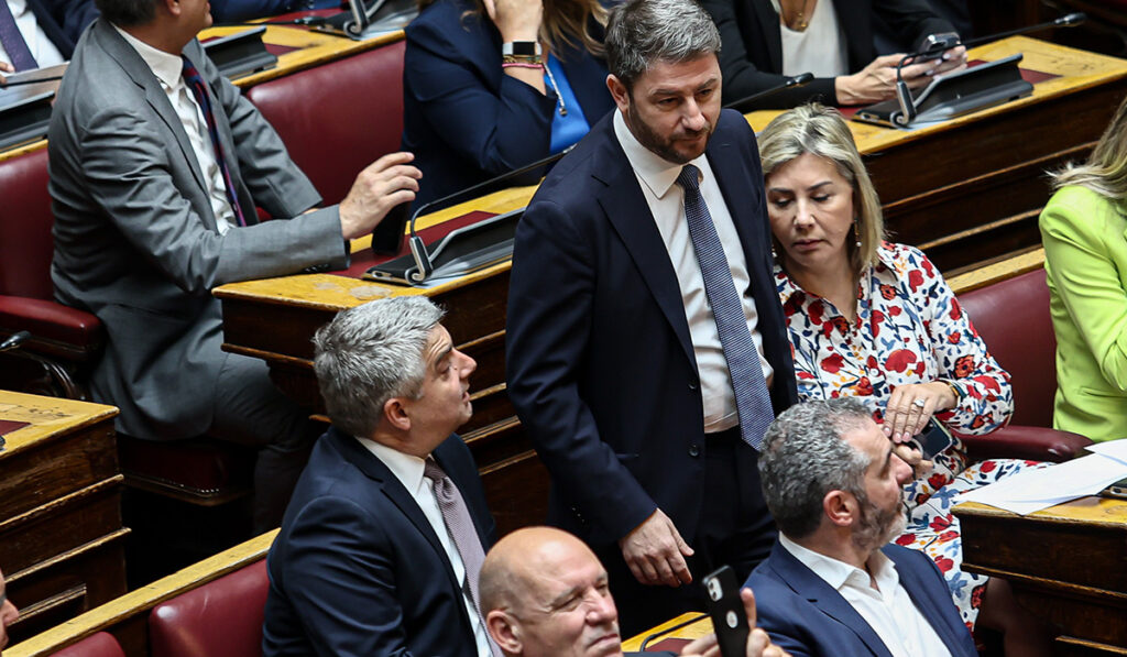 ΠΑΣΟΚ: Θέμα ηγεσίας από Κωνσταντινόπουλο – «Δεν θα επιτρέψουμε την εσωστρέφεια» απαντά η Χαρ. Τρικούπη