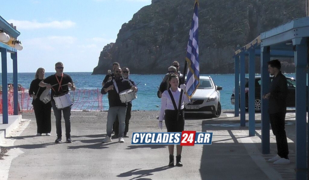 25η Μαρτίου: Καταχειροκροτήθηκε η μαθήτρια στη Νάξο που έκανε παρέλαση… ολομόναχη