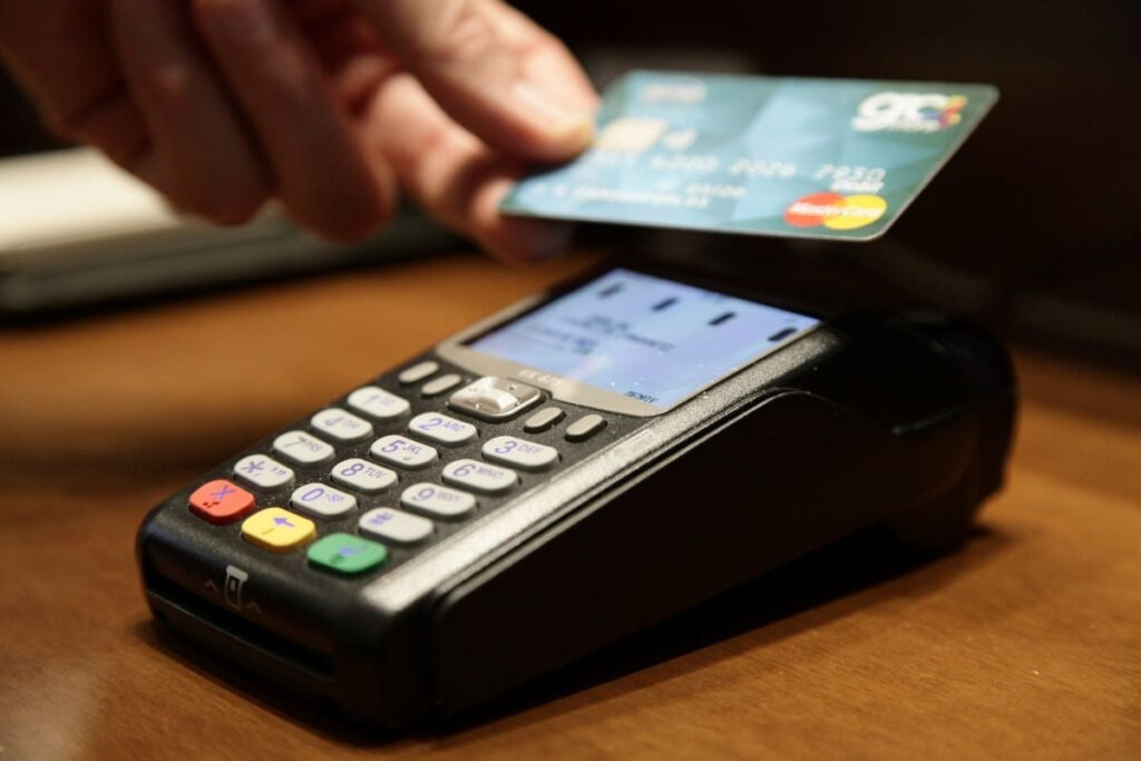 Οι αυθαιρεσίες με τη «διατίμηση» και τα POS – Η… μειωμένη αξία του πλαστικού χρήματος