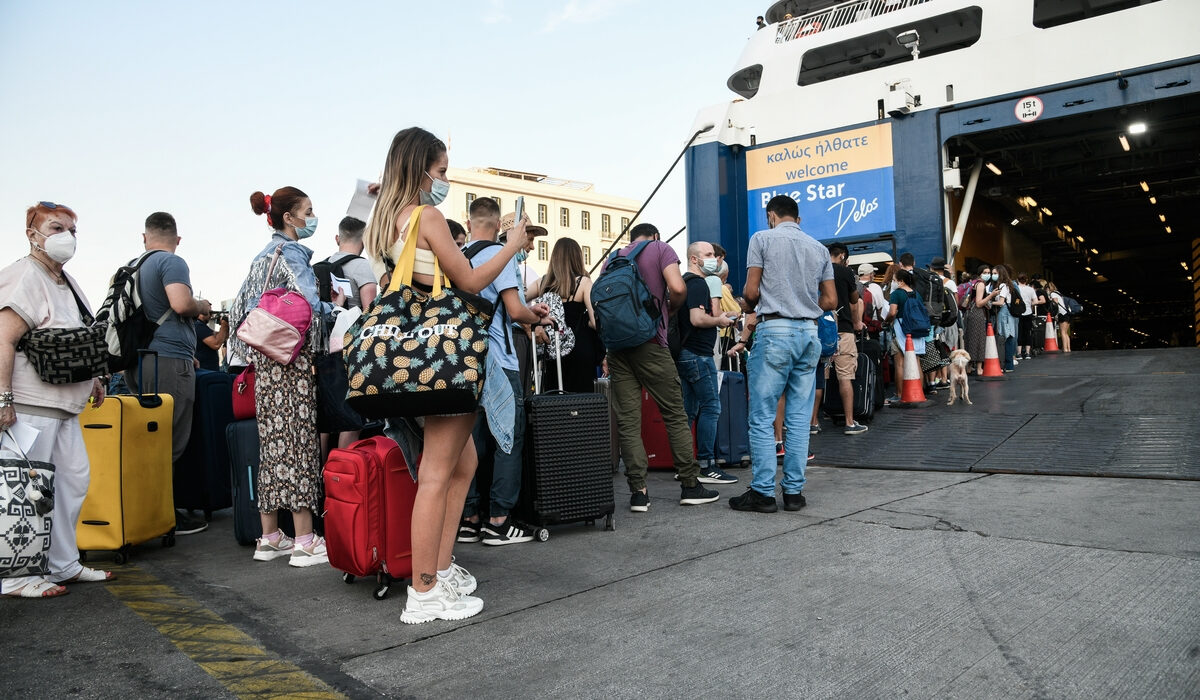 Ουρές στο λιμάνι του Πειραιά και αυστηροί έλεγχοι για τα νέα μέτρα