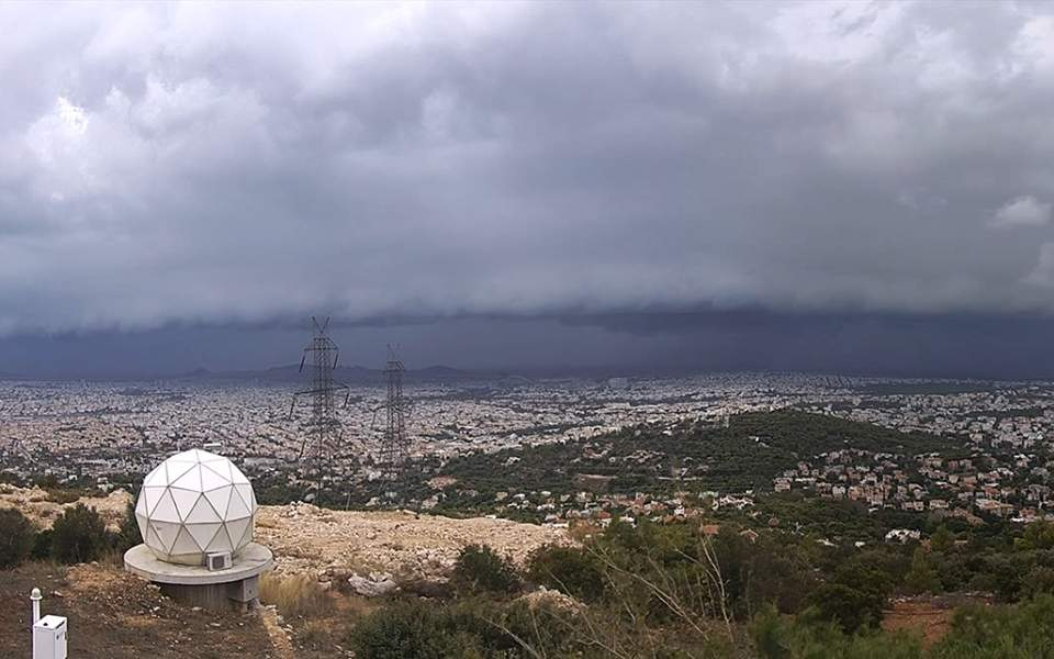 Εικόνες: Το εντυπωσιακό shelf cloud πάνω από την Αττική