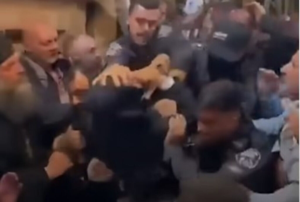 Ελεύθερος ο Έλληνας φρουρός που συνελήφθη στην τελετή του Αγίου Φωτός