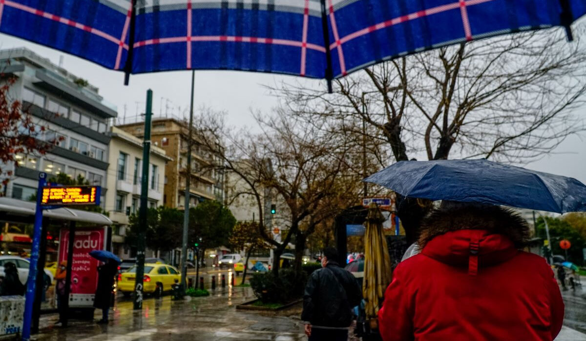 Καιρός: Άνοιξαν οι ουρανοί στην Αθήνα – Αστραπές και μπόρα λασποβροχής
