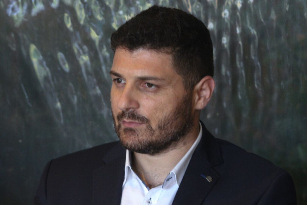 Διονύσης Τεμπονέρας: Περιβραχιόνιο