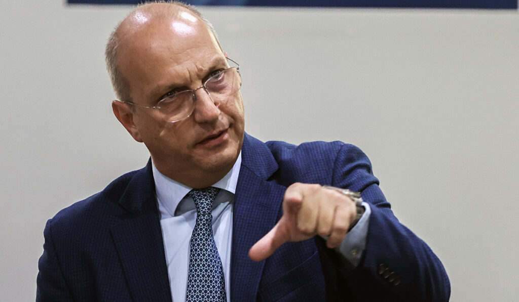 Μετεξεταστέος στα μαθηματικά ο υπουργός για τις ταυτότητες