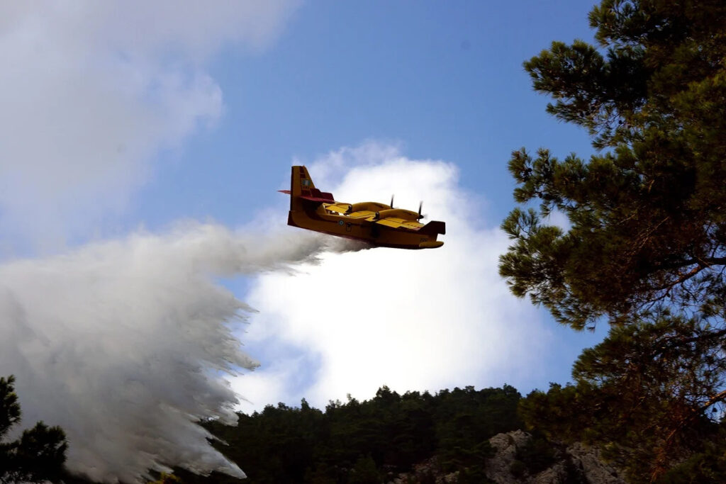 Μεγάλη φωτιά σε δασική έκταση στο Στεγνό Καβάλας – Κινητοποιήθηκαν 19 εναέρια μέσα
