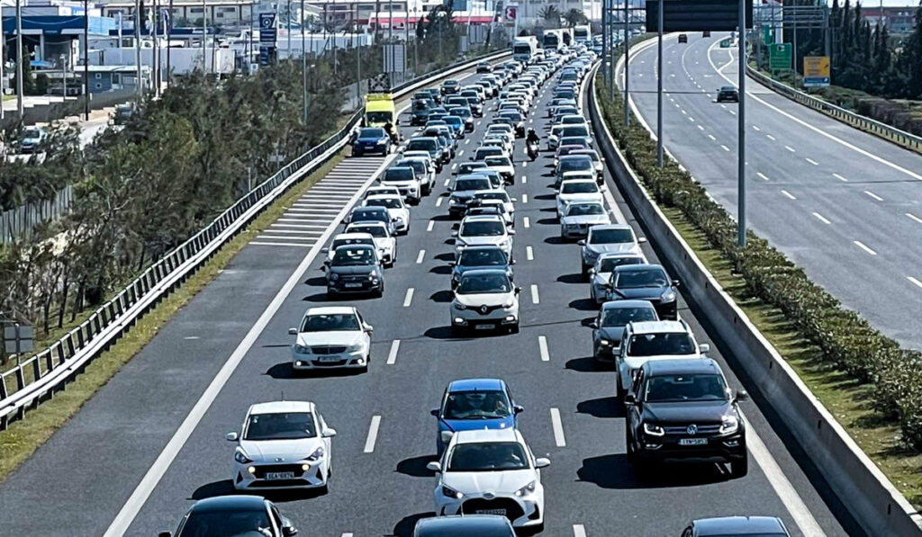 Κίνηση στους δρόμους: Στο «κόκκινο» Αττική Οδός και Αθηνών – Λαμίας – Επιστροφή από τις παραλίες