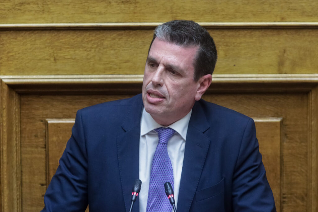 Καιρίδης για τη ροζ ελληνική σημαία: «Θα πρέπει να κατανοούμε την ελευθερία της καλλιτεχνικής έκφρασης»