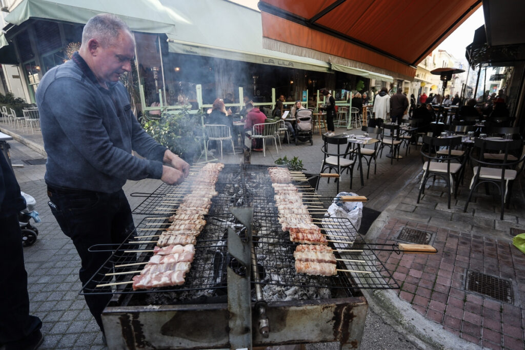 Τσικνοπέμπτη: Ψησταριές, χορός και μουσική σε Αθήνα, Θεσσαλονίκη και Πάτρα – Δείτε φωτογραφίες