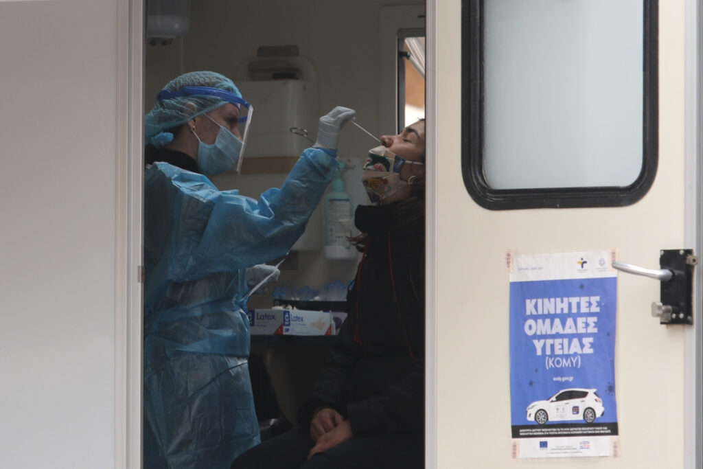 Πού εντοπίστηκαν τα 9.213 κρούσματα, όλες οι περιοχές: 3.169 στην Αττική, 996 στη Θεσσαλονίκη
