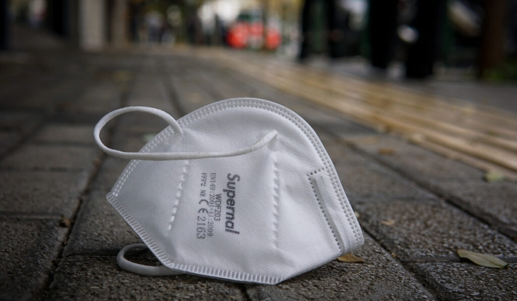 Τα CDC δείχνουν άρση της μάσκας και στους κλειστούς χώρους