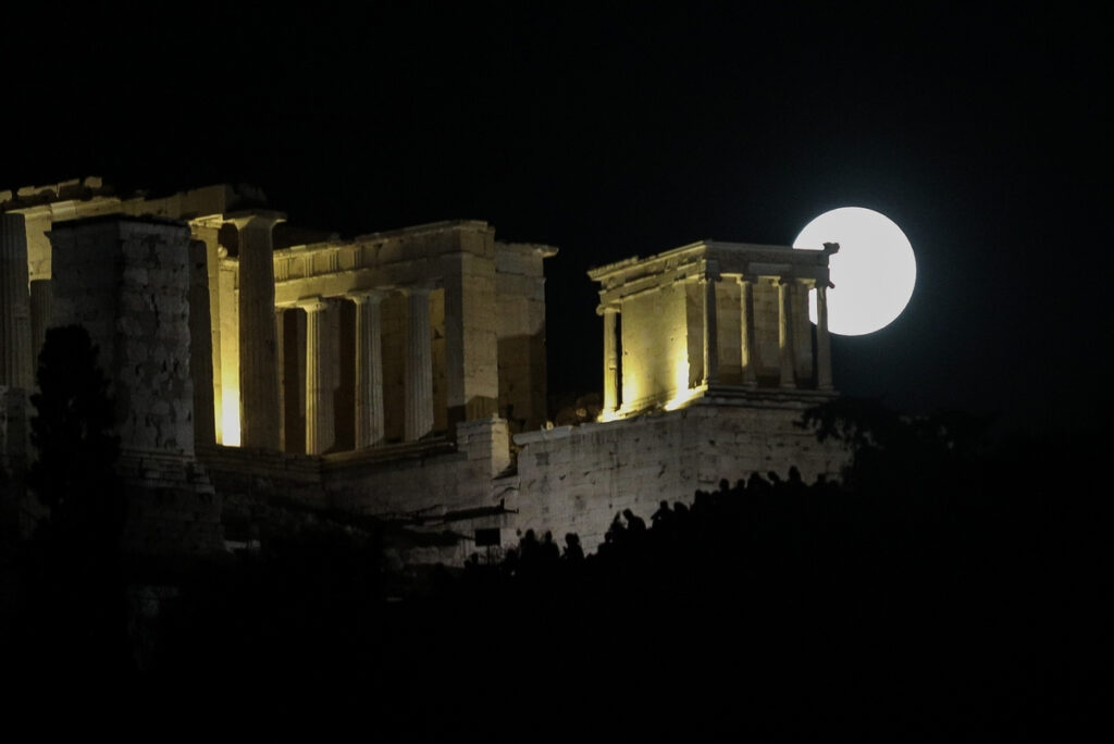 Φεγγάρι της Φράουλας: Απόψε η τελευταία υπερπανσέληνος του 2021