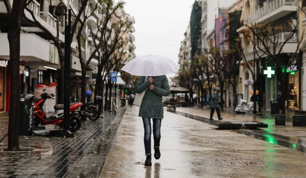 Καιρός: Βροχερή και η Κυριακή – Πού θα σημειωθούν καταιγίδες