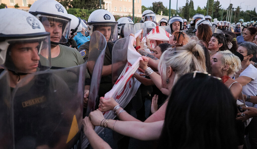 ΜέΡΑ25: ΜΑΤ, ξύλο και καταστολή στην πορεία των γυναικών κατά της έμφυλης βίας