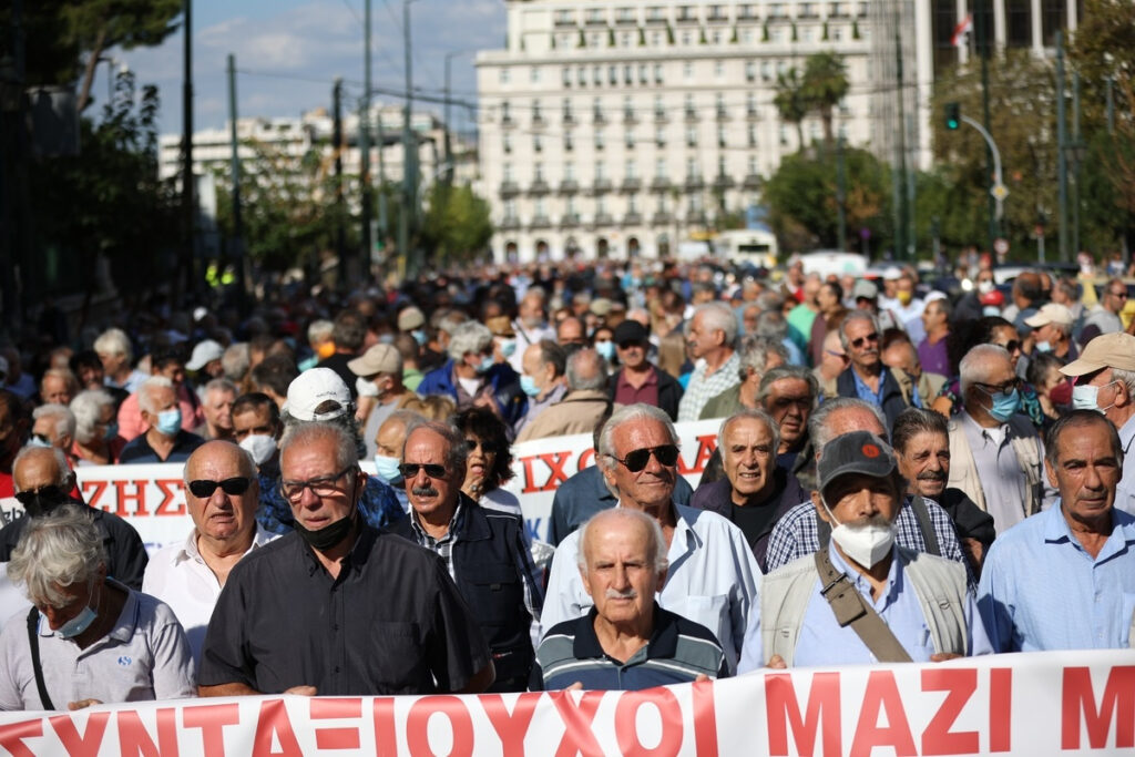 Αυξήσεις στις συντάξεις: Στα τρία οι συνταξιούχοι…