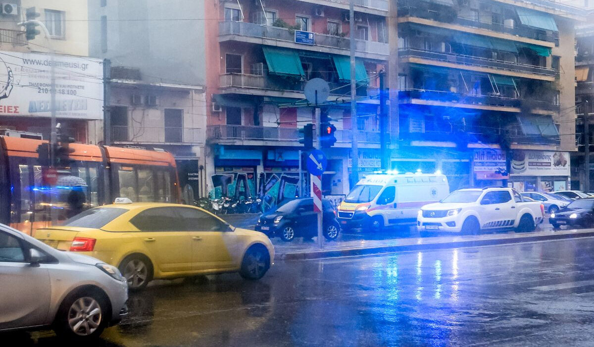 «Πάρκινγκ» ο Κηφισός: Κίνηση και προβλήματα σε όλη την Αθήνα από τη βροχή