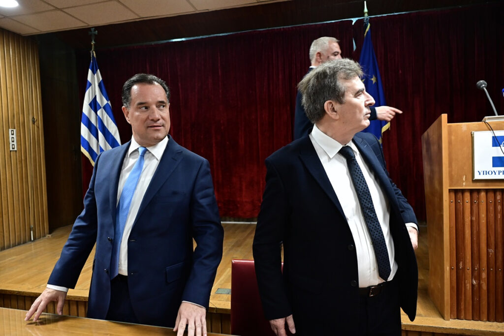 Ωραία κυβέρνηση: δίνουν οι ένας τον άλλον