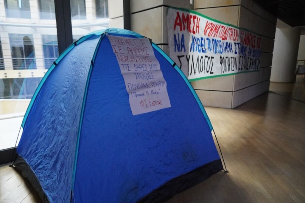 Χανιά: Διαμαρτυρία φοιτητών για τα ακριβά ενοίκια – «Ενοικιάζεται ημιεπιπλωμένη σκηνή μόνο με 500 ευρώ» (Εικόνες)