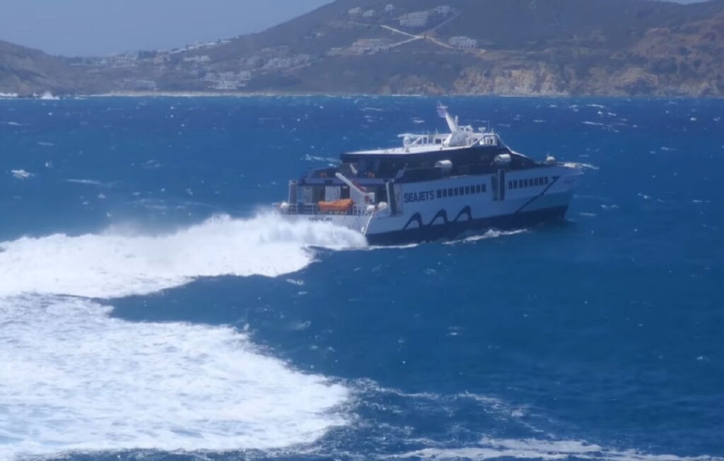 Πλοίο δίνει «μάχη» με τα κύματα και τους βοριάδες στο Αιγαίο