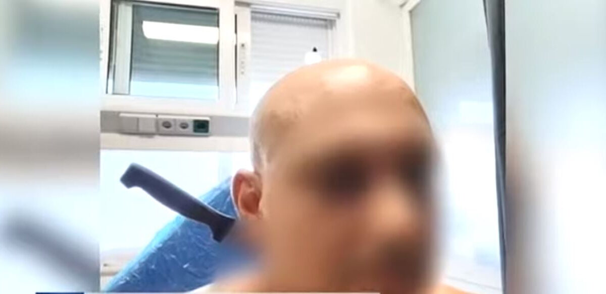Καλαμάτα: Κάρφωσε το μαχαίρι στο λαιμό του κουμπάρου της (video)