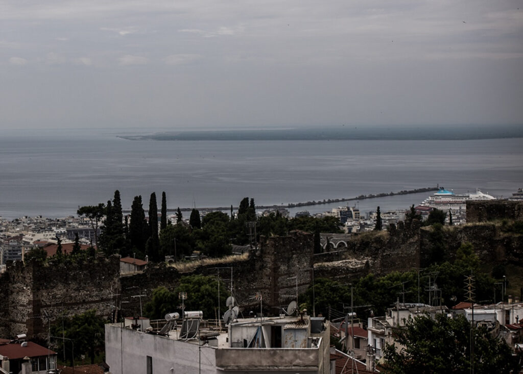 Θεσσαλονίκη: Φοιτήτριες Erasmus «βούτηξαν» στον Θερμαϊκό για το πρώτο μπάνιο του 2025
