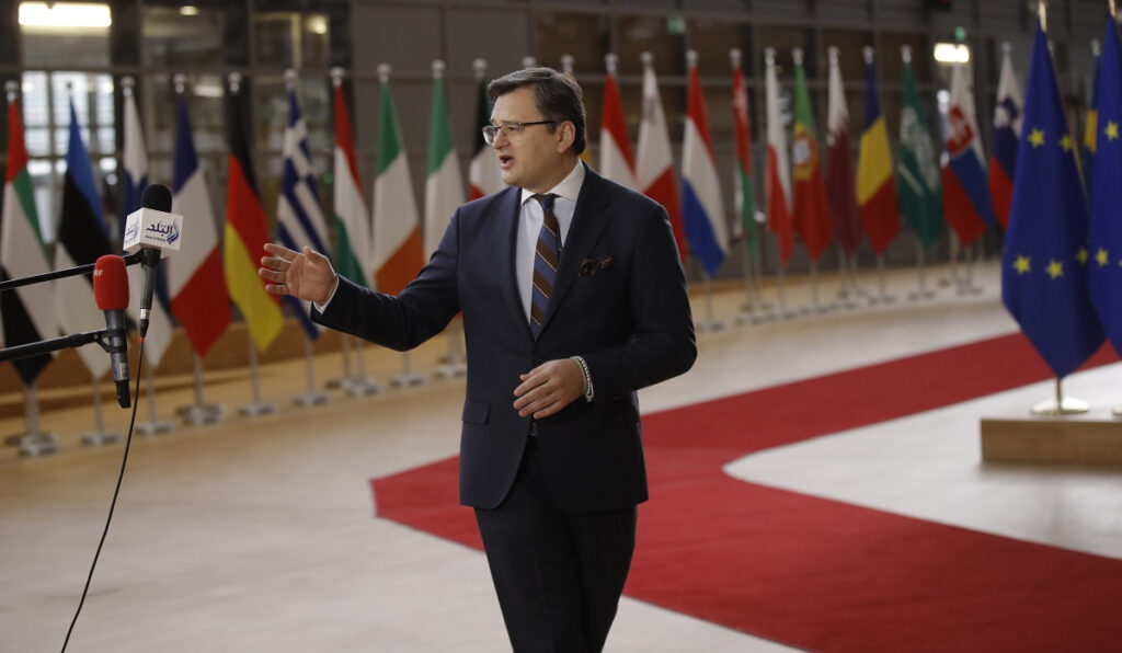 Αντιαεροπορικά όπλα θα ζητήσει από το ΝΑΤΟ ο Ουκρανός ΥΠΕΞ