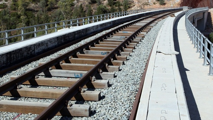 Ατύχημα: Αμαξοστοιχία που εκτελούσε δρομολόγιο Λάρισα – Βόλος συγκρούστηκε με όχημα