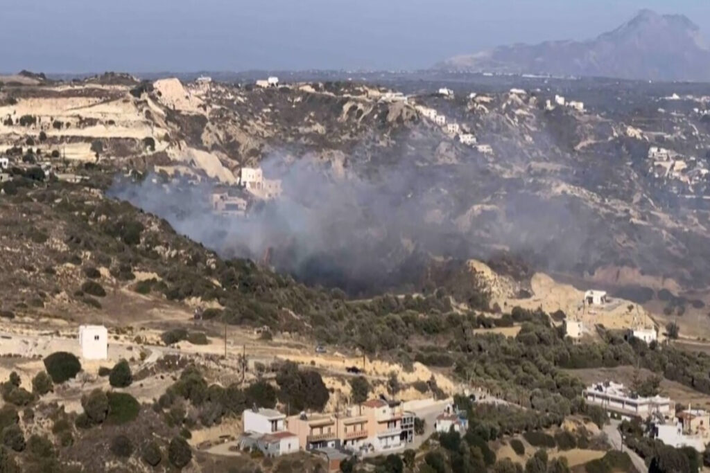 Φωτιά στην Κω: Κοντά σε κατοικημένη περιοχή το πύρινο μέτωπο – Απειλεί σπίτια και ξενοδοχεία (Εικόνες, Βίντεο)