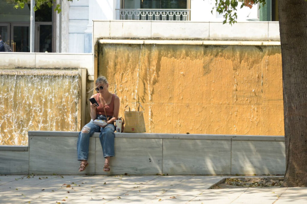 Έκτακτα μέτρα για τον καύσωνα: Κόβονται τα ρεπό στο ΕΚΑΒ – Τι θα ισχύει για τηλεργασία