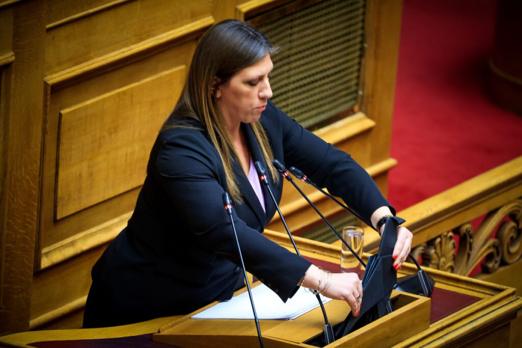 Ξαναχτύπησε η Ζωή – Έβαλε μαύρο κοράκι στη Βουλή
