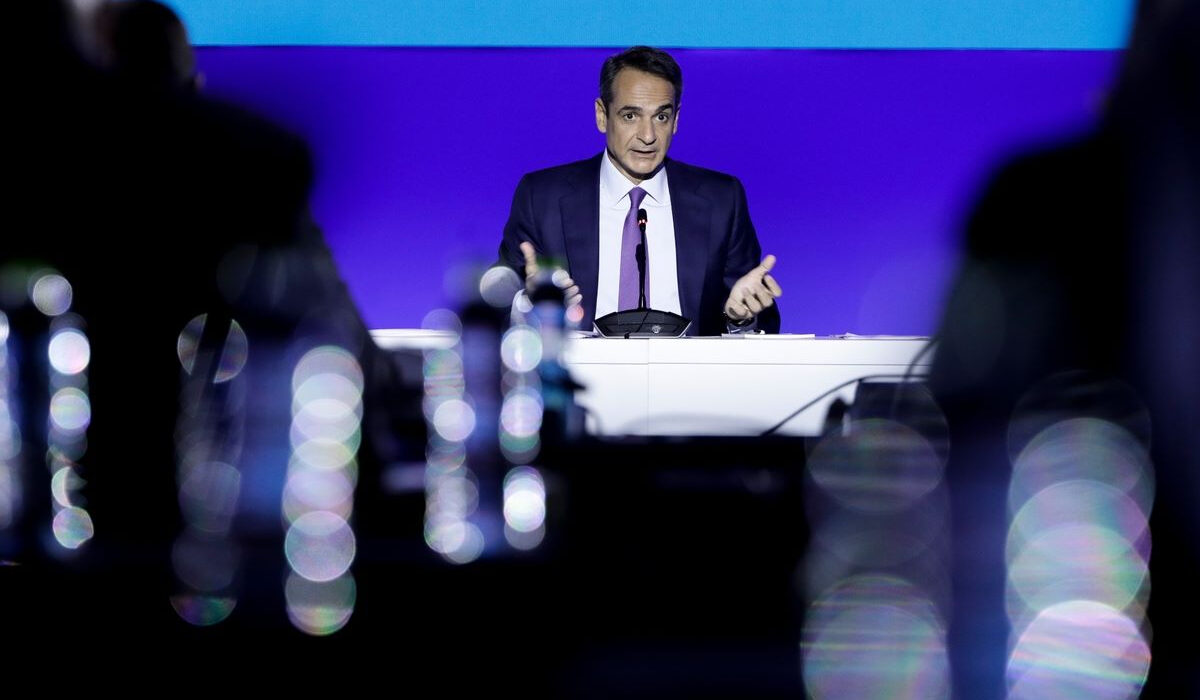 Μητσοτάκης στη ΔΕΘ: Σε «κινούμενη άμμο» αποκαλύψεων αναζητά «σωσίβιο» σε παροχές