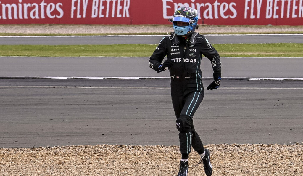 F1: Μαθήματα ήθους από τον Τζορτζ Ράσελ – Δεν τερμάτισε προκειμένου να βοηθήσει τον Ζου