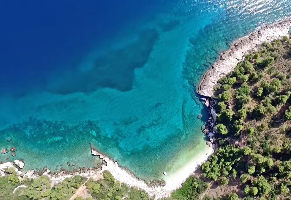 Η «ιδιωτική» παραλία της Αττικής που σίγουρα δεν έχεις πάει ακόμα