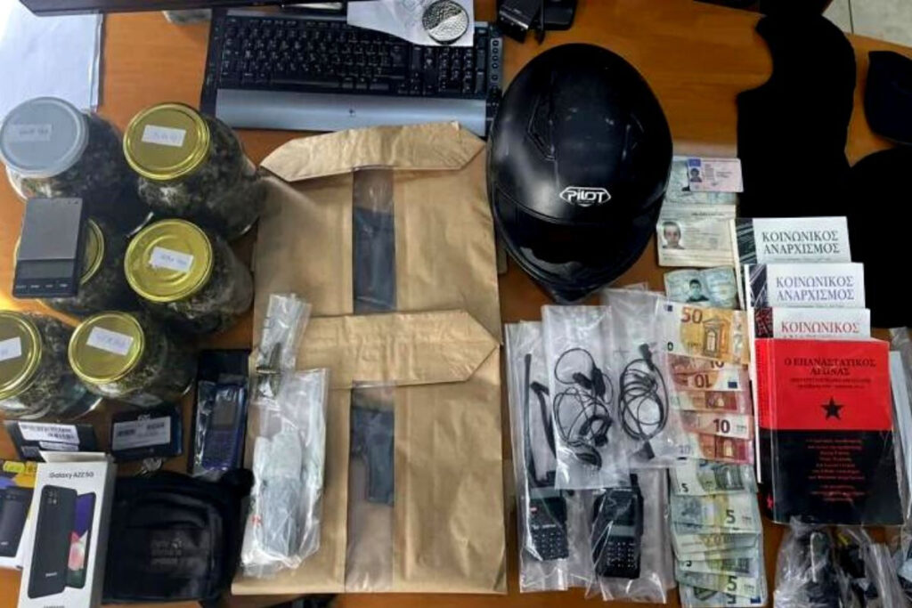 Πάτρα: Φωτογραφίες από το κρησφύγετο των 7 ληστών – Ανάμεσά τους και ο γιος του «Στέλιου» της 17Ν
