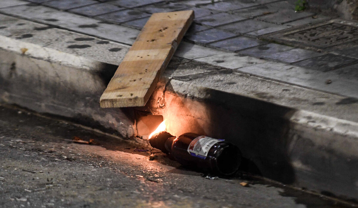 Ζωγράφου: Επεισόδια ύστερα από πάρτι στην Πανεπιστημιούπολη – Τραυματίστηκαν 4 αστυνομικοί