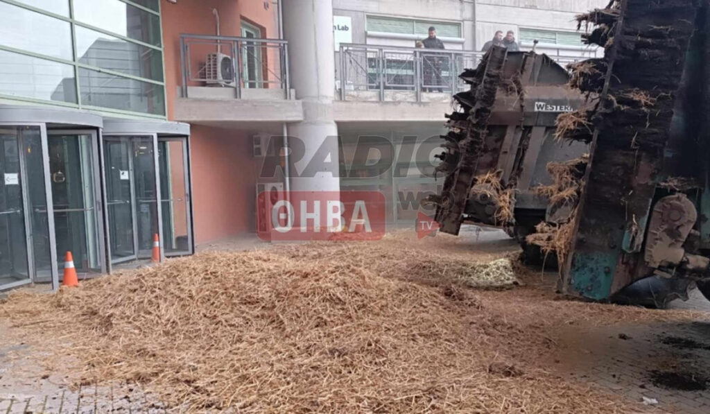 Λιβαδειά: Αγρότες εκτόξευσαν κοπριά και άχυρα στην είσοδο του Διοικητηρίου (βίντεο)