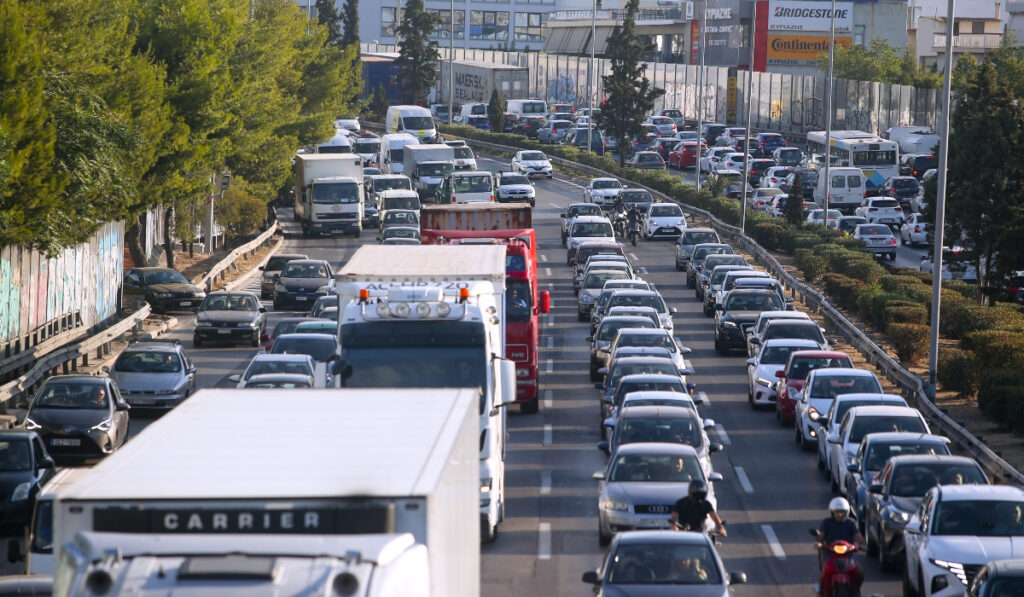 Κίνηση στους δρόμους: «Πήζουν» Κηφισός και Κηφισίας – Καθυστερήσεις στην Αττική Οδό